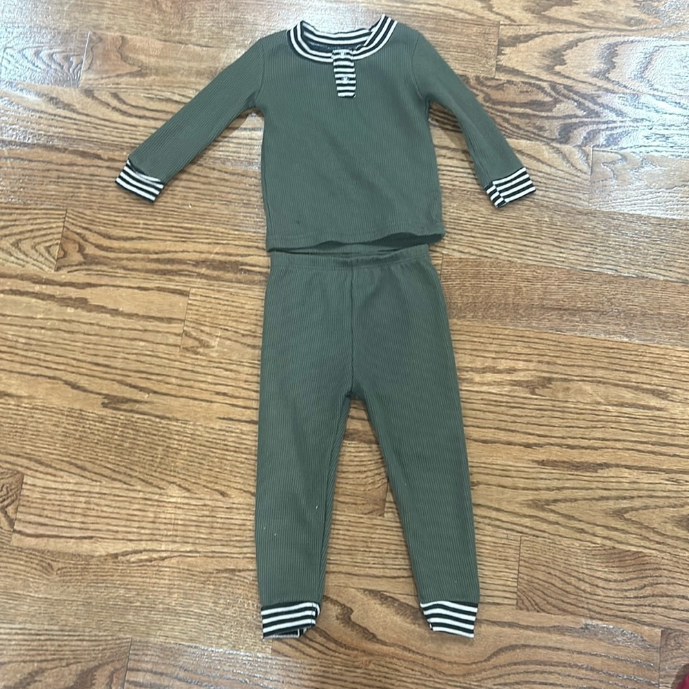 Dramwear sleepwear set pajama size 18m kids good condition